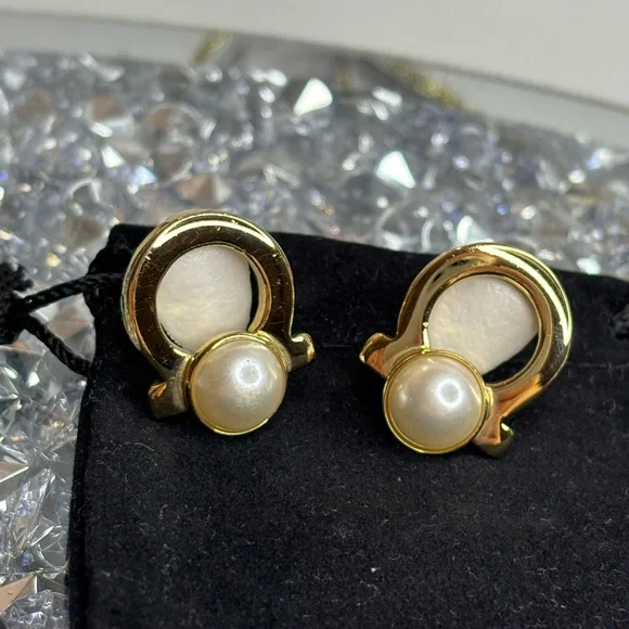 Ferragamo vintage Gancini pearl earrings with COA EUC - Picture 9 of 15